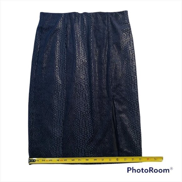 NWOT Guess Pencil Skirt Navy Blue with Shinny Snake Skin Print with Black lining - Picture 7 of 10
